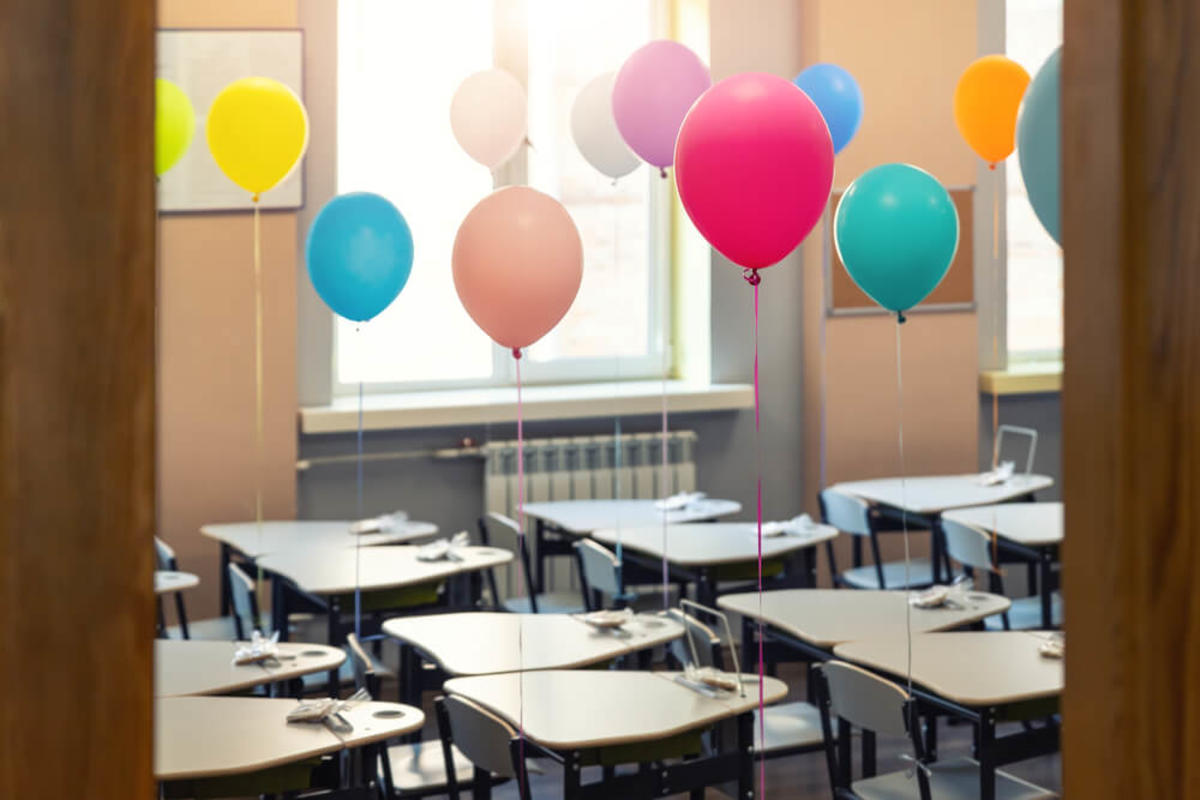 aula scolastica con palloncini colorati