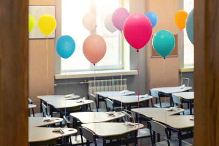 aula scolastica con palloncini colorati